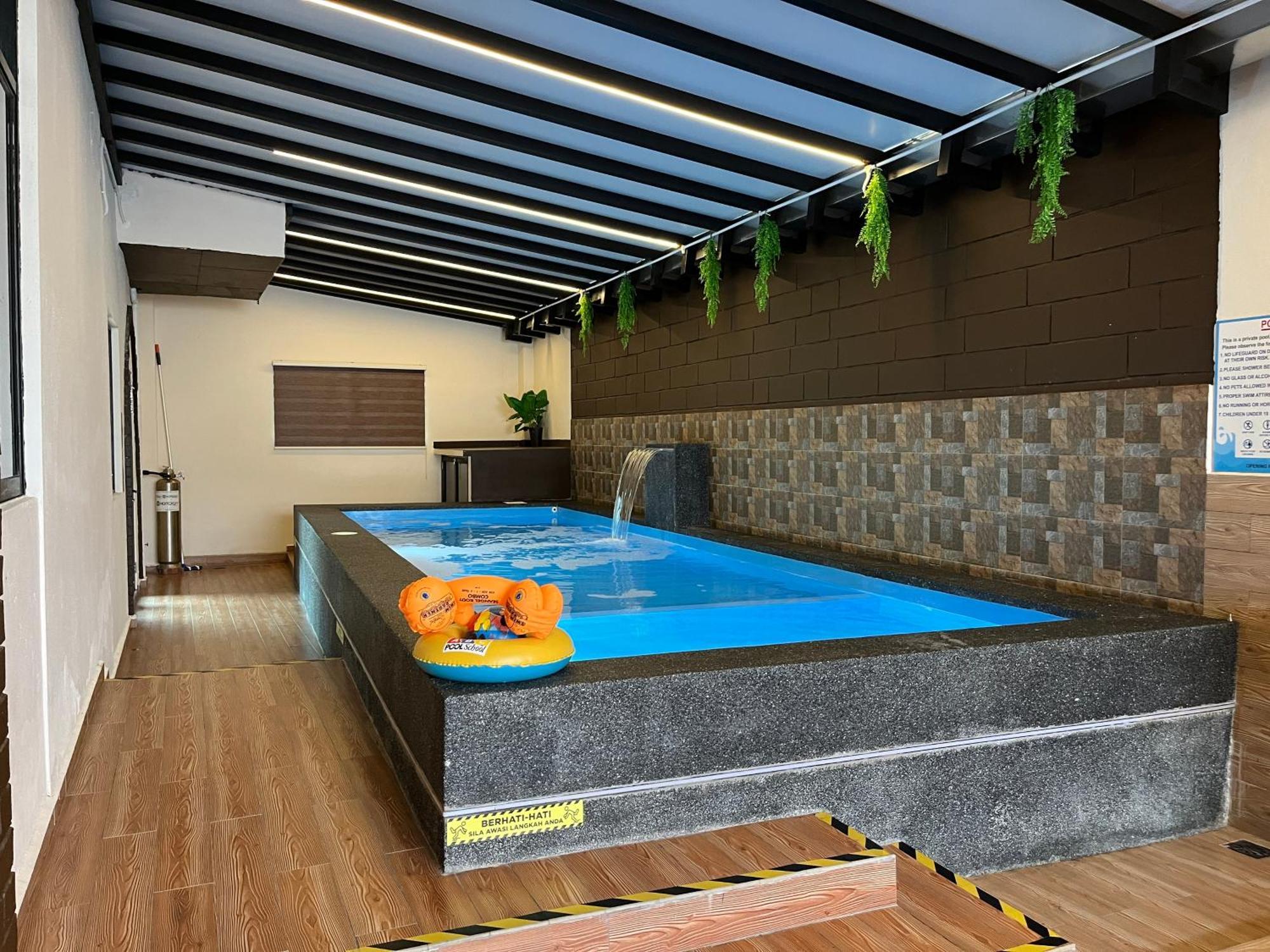Klebang 25pax 6bedroom Indoor Pool Full Airconditioned Near Town Villa